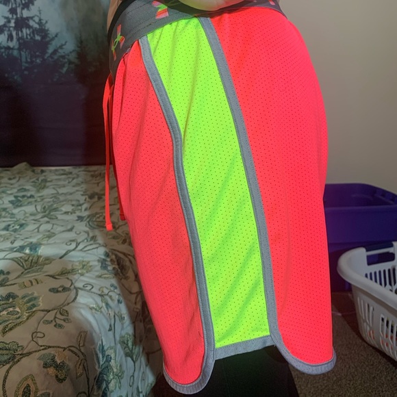 Under Armour athletic shorts - Picture 3 of 3